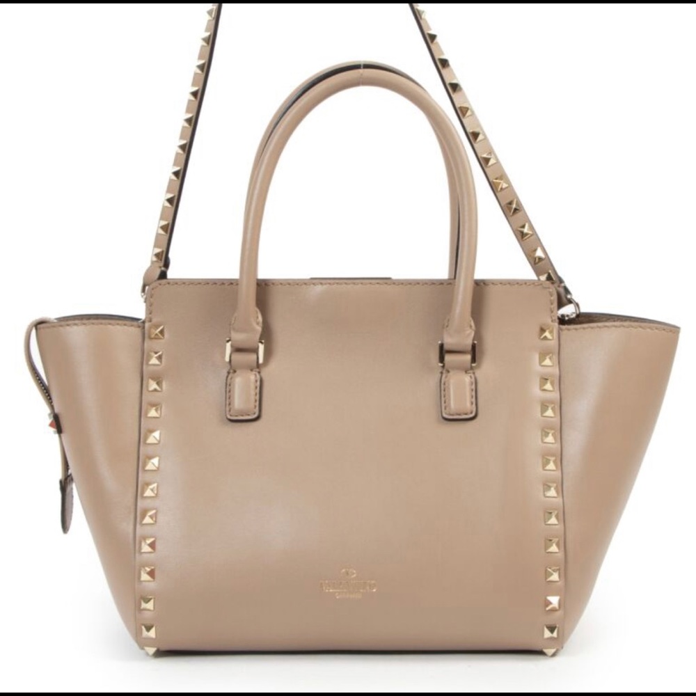 Classic Valentino Garavani Nude Rockstud Leather Trapeze Bag - Picture 2 of 4